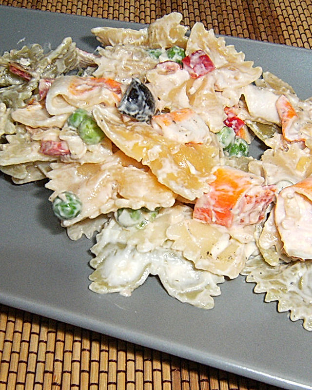 Ensalada de pasta con atún y palitos surimi de cangrejo