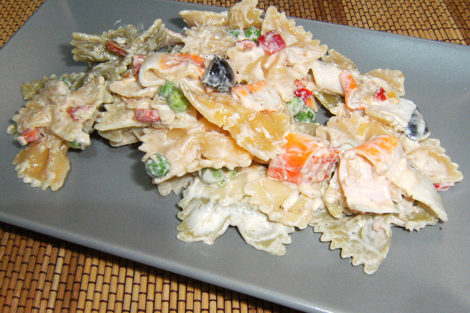 Ensalada de pasta con atún y palitos surimi de cangrejo