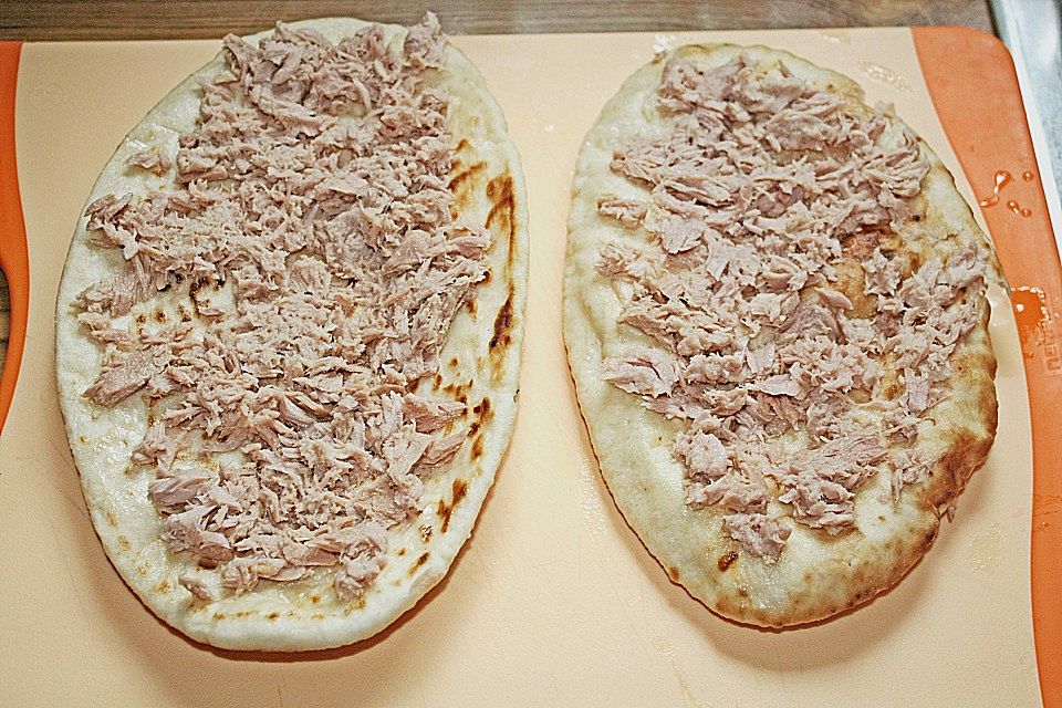 Überbackenes Fladenbrot mit Thunfisch