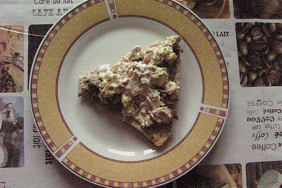 Überbackenes Fladenbrot mit Thunfisch