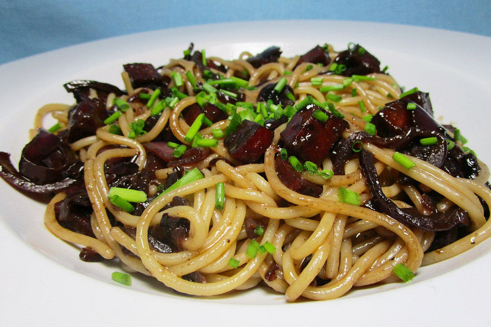 Spaghetti mit Balsamico-Zwiebeln