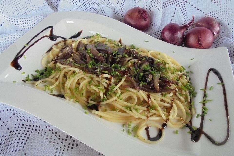 Spaghetti mit Balsamico-Zwiebeln