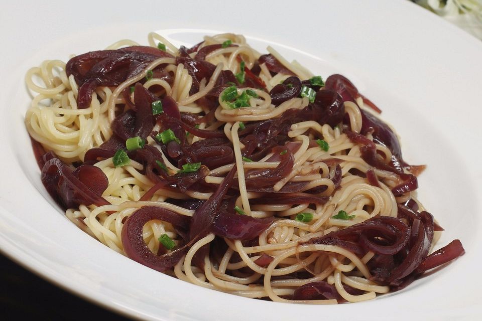 Spaghetti mit Balsamico-Zwiebeln