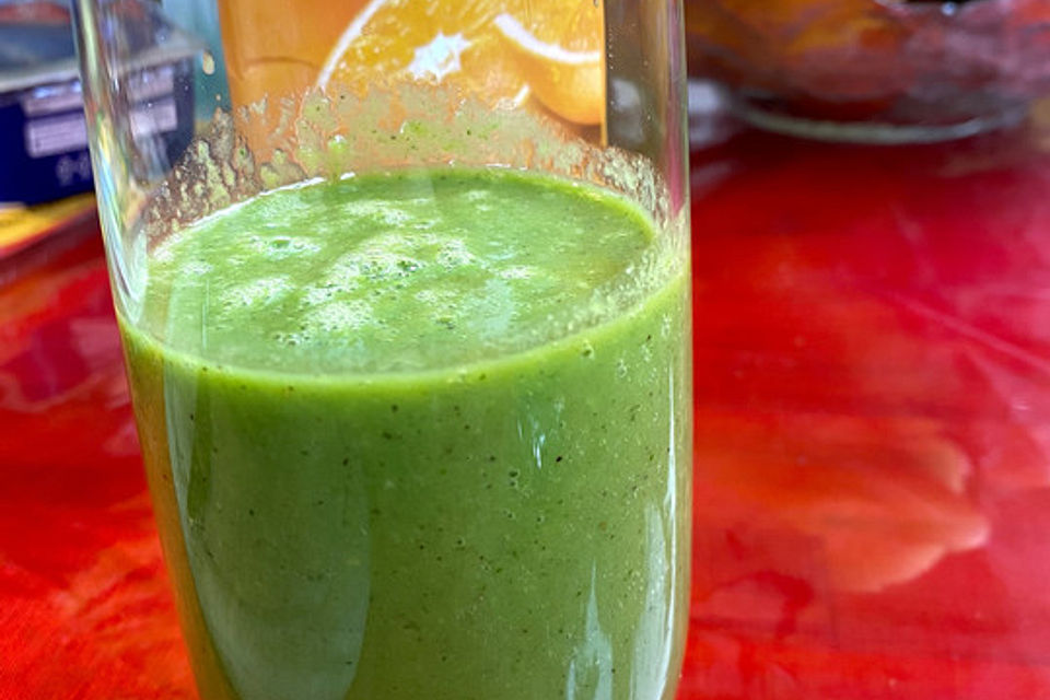 Grüner Smoothie mit Feldsalat und Früchten