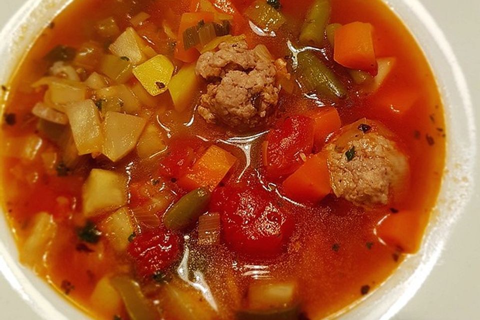 Schnelle Gemüsesuppe mit Mett und Bacon