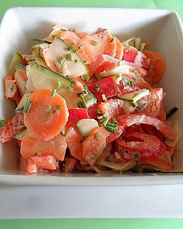 Frischer Zucchini-Möhren-Paprika-Salat