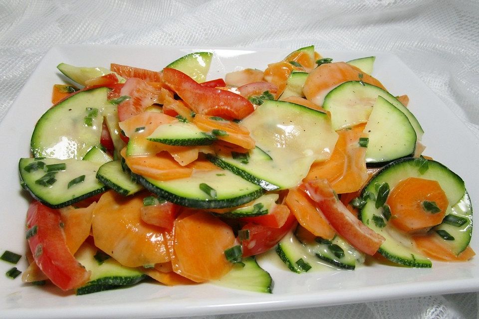 Frischer Zucchini-Möhren-Paprika-Salat