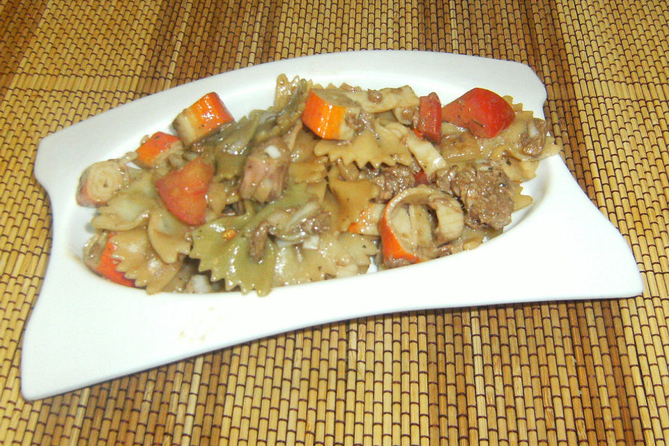 Ensalada de pasta con palitos de cangrejo y atún