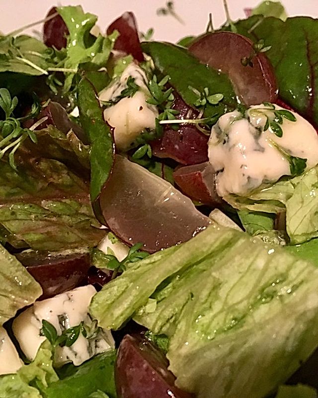Salat mit Weintrauben und Gorgonzola