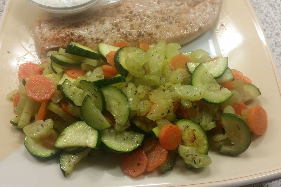 Karotten-Zucchini-Sellerie-Gemüse mit Gomasio