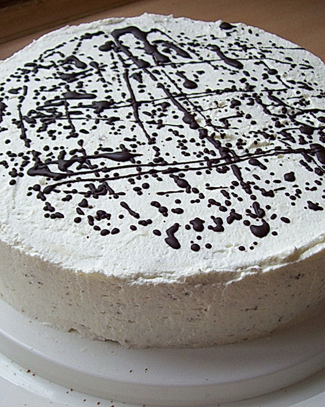 Vanillecreme-Torte im Sahnemantel