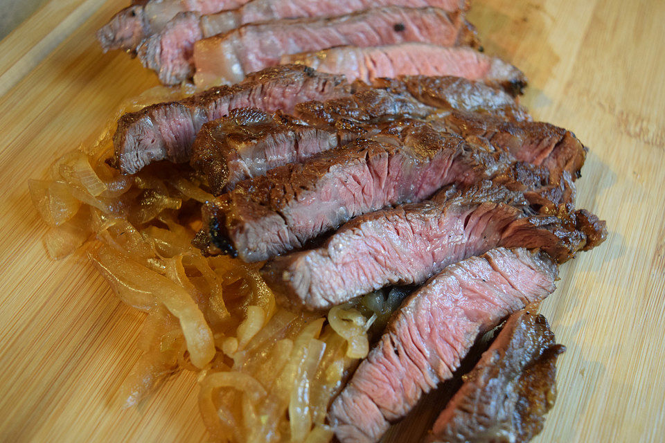 Caveman Steak mit Whisky-Zwiebeln