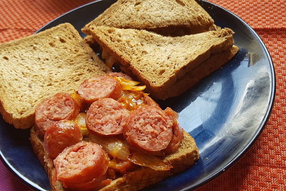 Schnelles Salsiccia-Sandwich mit Käsezwiebeln