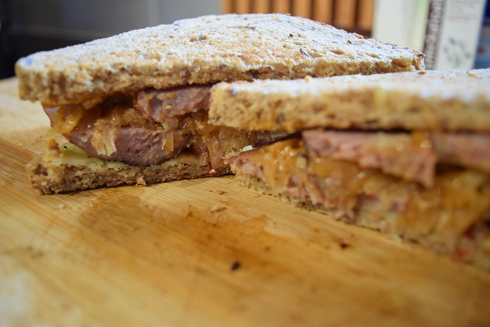 Schnelles Salsiccia-Sandwich mit Käsezwiebeln