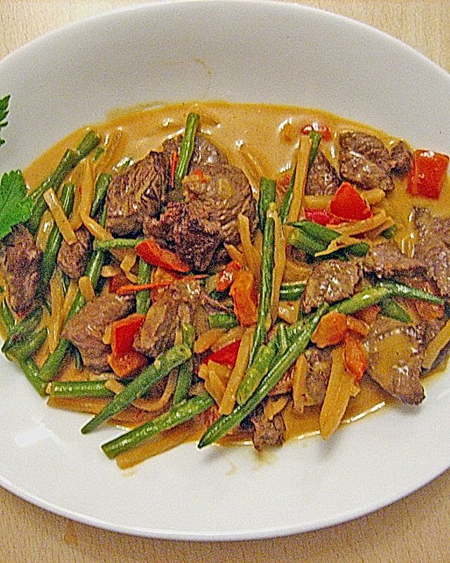 Rindfleisch in Kokosmilch mit rotem Curry