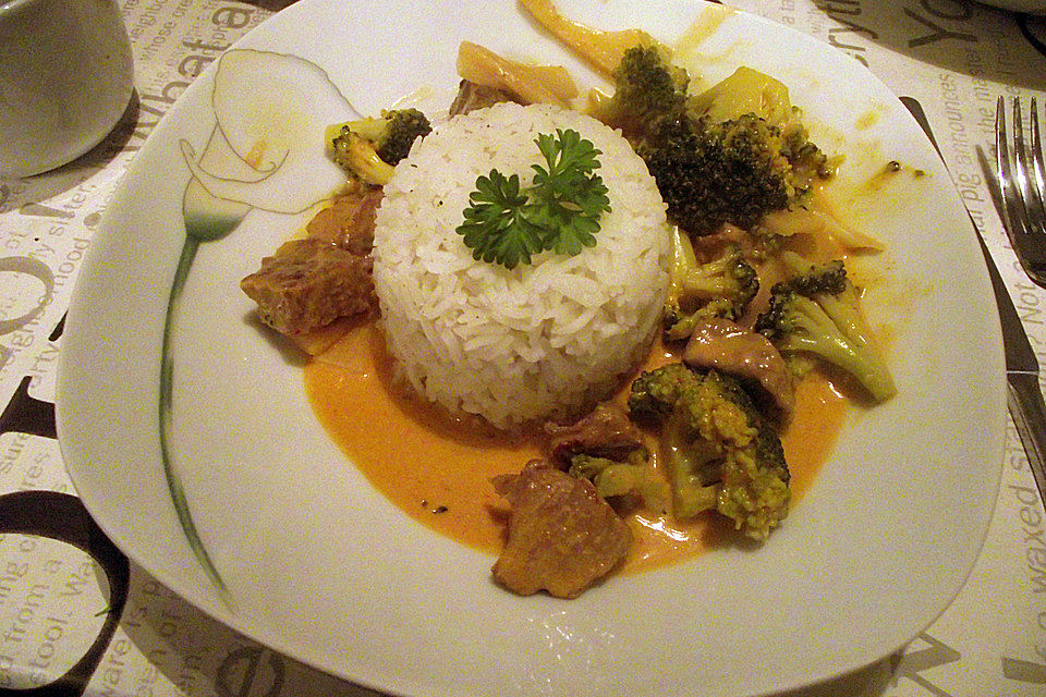 Rindfleisch in Kokosmilch mit rotem Curry