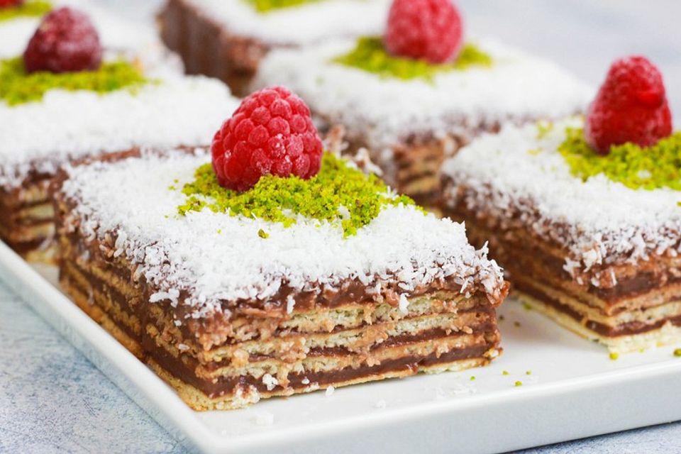 Butterkekskuchen mit Schokopudding und Kokosraspeln