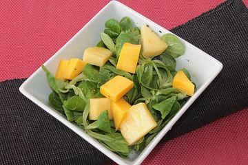 Süßscharfer Feldsalat mit Mango und Ananas