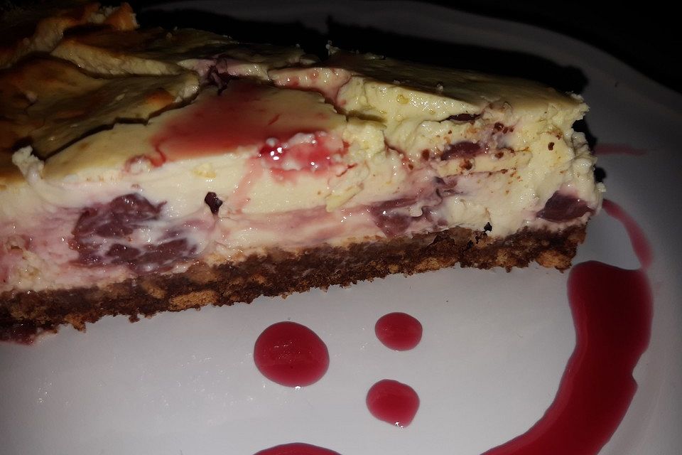 Cremiger, frischer Cheesecake mit Schoko-Keksboden