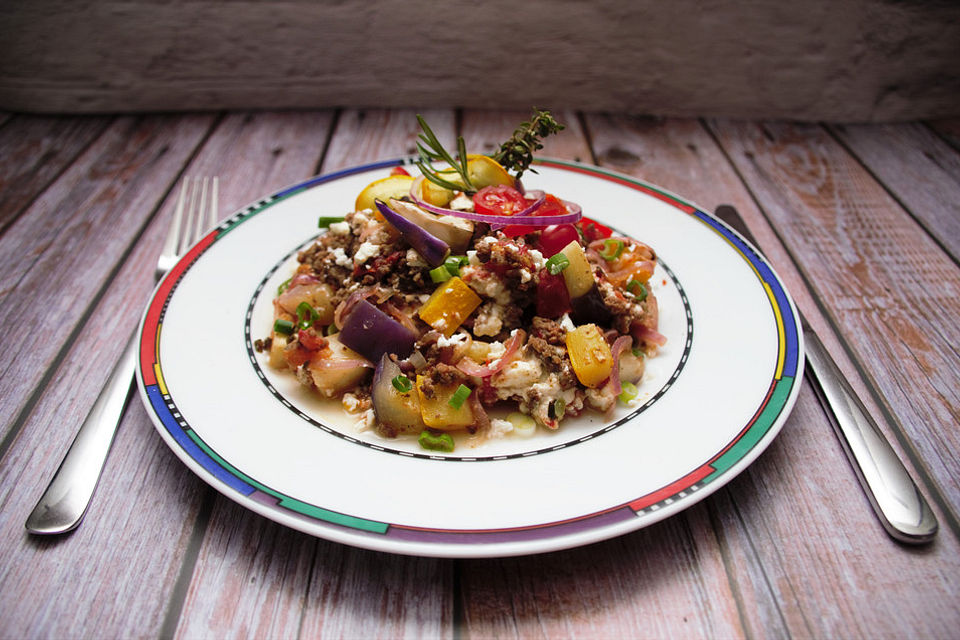 Low-Carb Gemüsepfanne mit Feta und Rindertatar