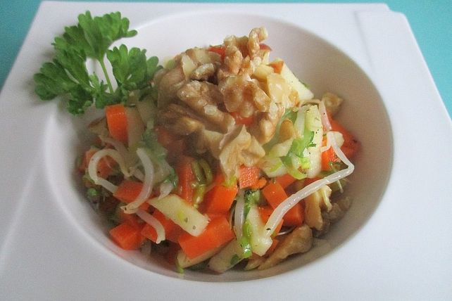 Karottensalat mit Lauchzwiebel und Walnüssen von movostu| Chefkoch