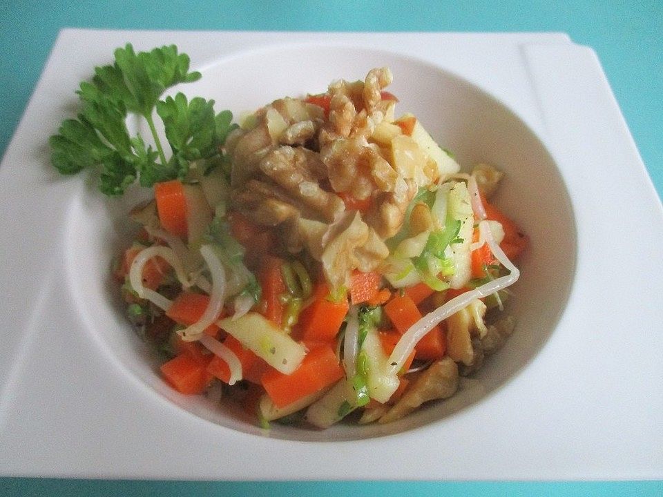 Karottensalat mit Lauchzwiebel und Walnüssen von movostu| Chefkoch