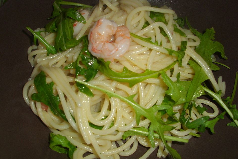 Pasta mit Gemüsesoße und Garnelen