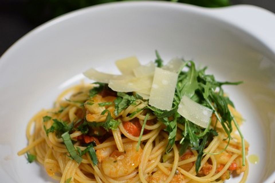 Pasta mit Gemüsesoße und Garnelen