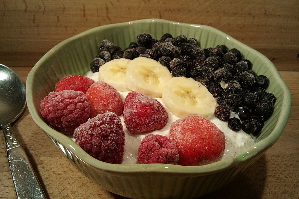 Bananenquark mit Beeren