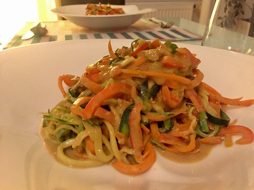 Zucchini-Nudeln mit würziger Erdnusssoße