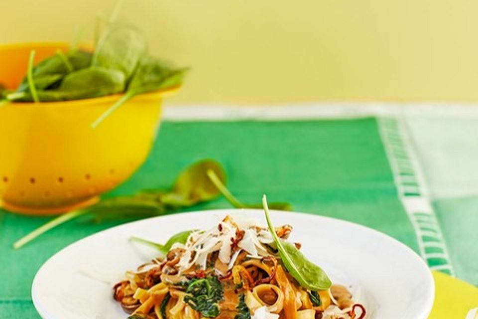 Tagliatelle mit Spinat, Champignons und karamellisierten Zwiebeln