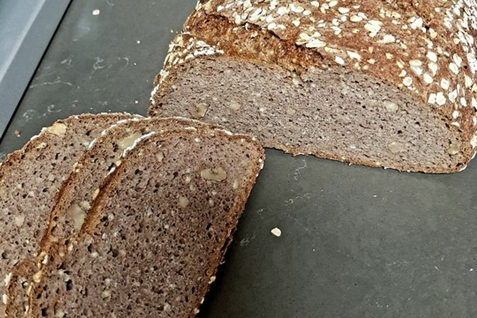 Dinkel-Weizen-Vollkornbrot mit gekochter Hirse