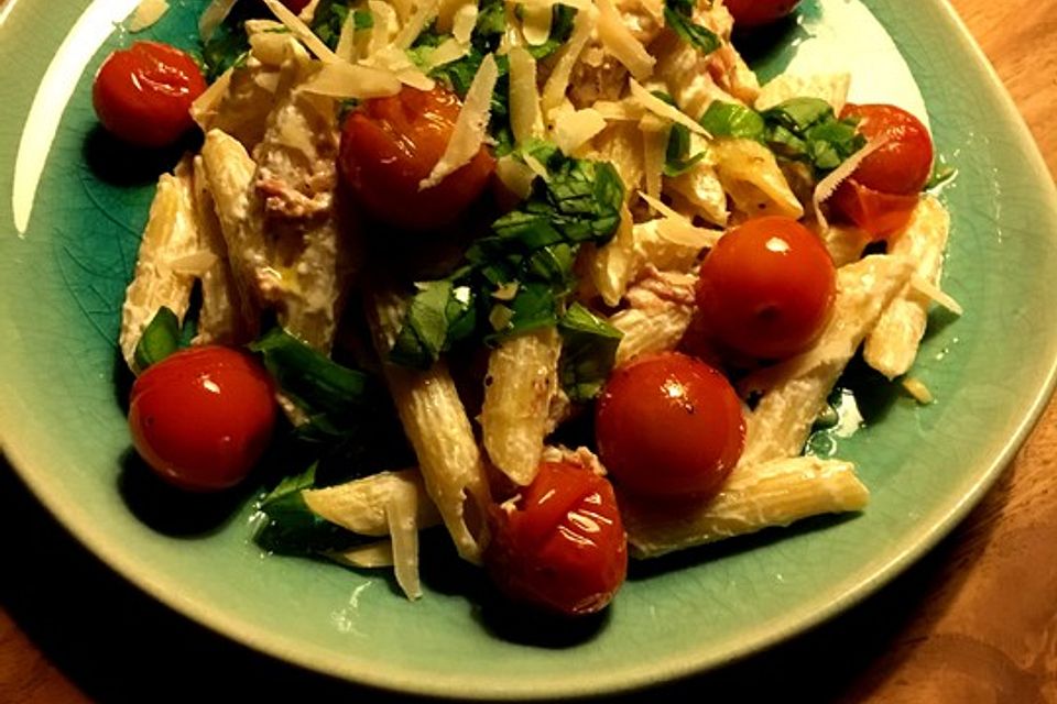 Schnelle Genießer-Pasta mit Parmaschinken-Ricotta und aromatischen Cherrytomaten