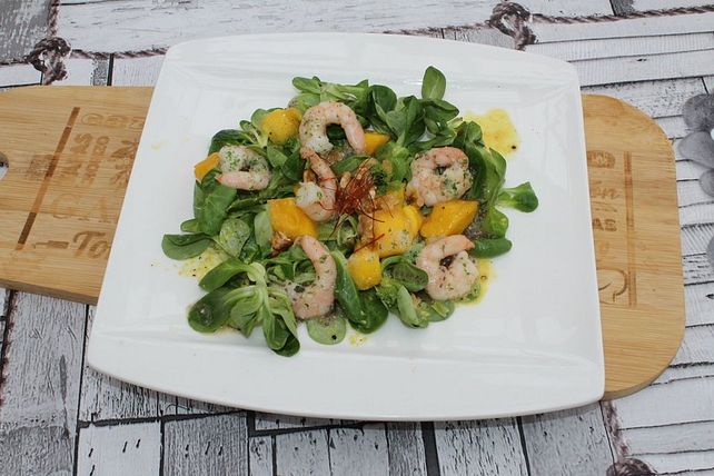 Feldsalat mit Mango, Garnelen und Walnüssen an Honig-Senf-Dressing von ...