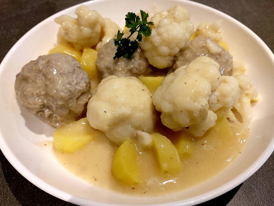 Blumenkohl mit Hackbällchen und Kartoffeln in heller Soße von Lelmine ...