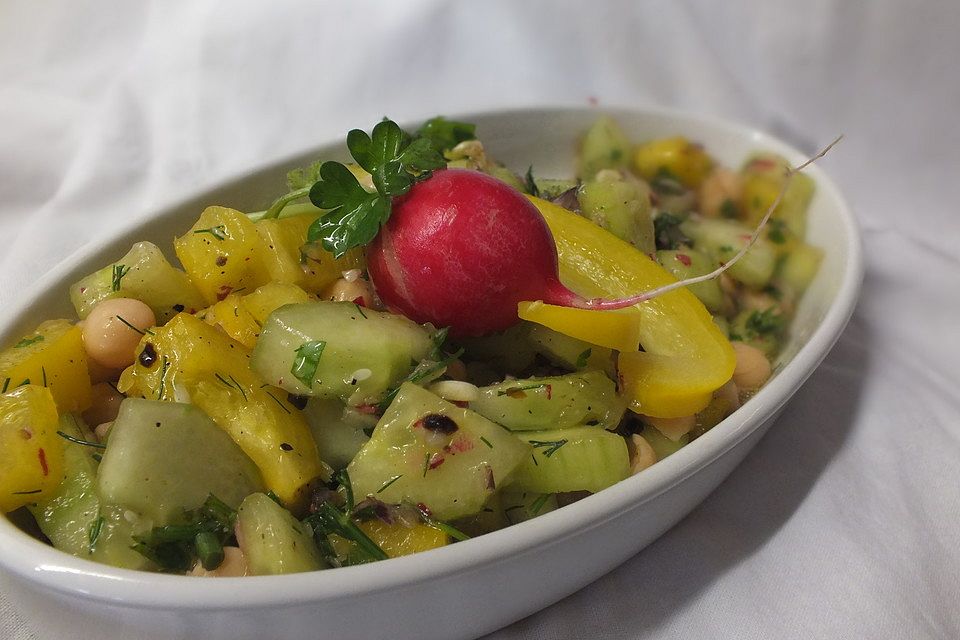 Kichererbsensalat mit Tomate, Gurke, Zwiebeln und Paprika