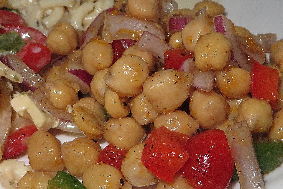 Kichererbsensalat mit Tomate, Gurke, Zwiebeln und Paprika