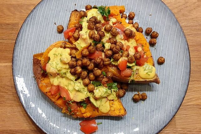 Mediterrane gebackene Süßkartoffeln mit gerösteten Kichererbsen von ...