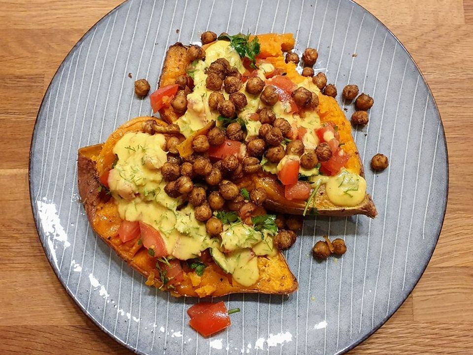 Mediterrane gebackene Süßkartoffeln mit gerösteten Kichererbsen von ...