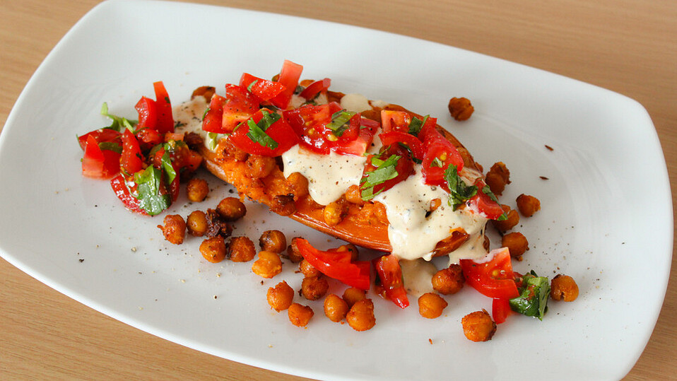 Mediterrane-gebackene-S-kartoffeln-mit-ger-steten-Kichererbsen