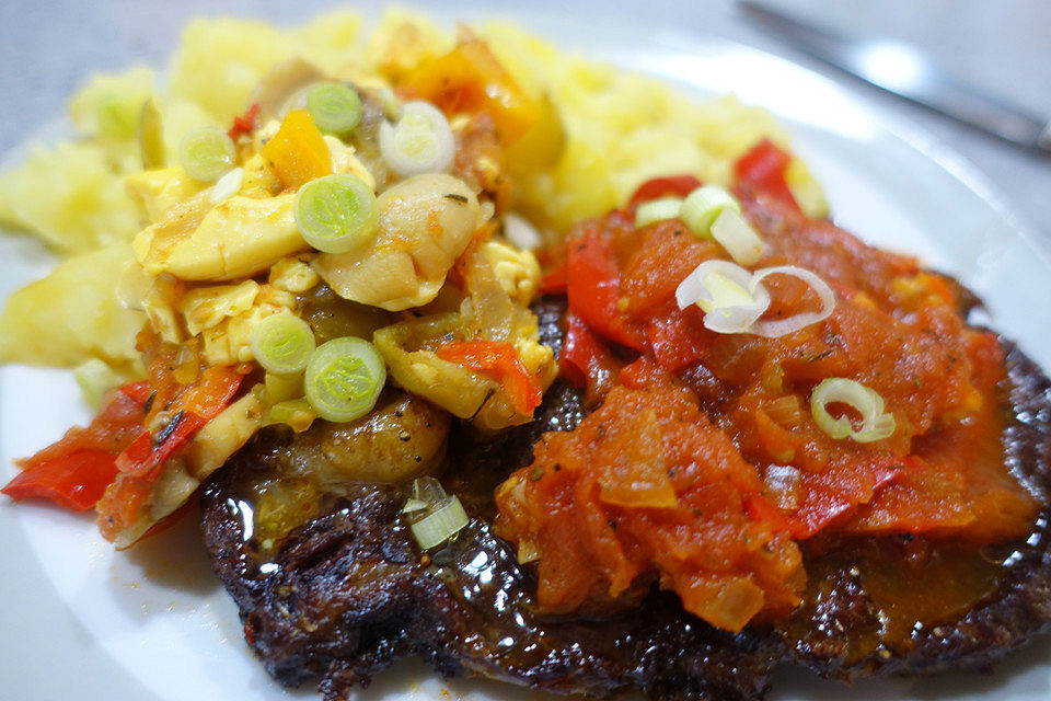 Steak mit Champignon-Ackee-Gemüse und Tomatensauce