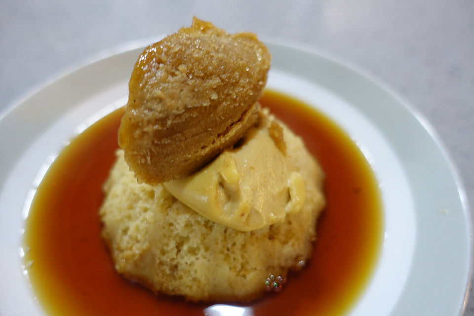 Muscovado-Savarin in Espresso, Kardamomcreme und Mangosorbet mit indischen Gewürzen