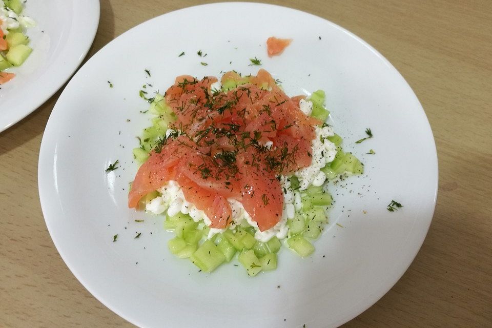 Körniger Frischkäse mit Lachs und Gurke