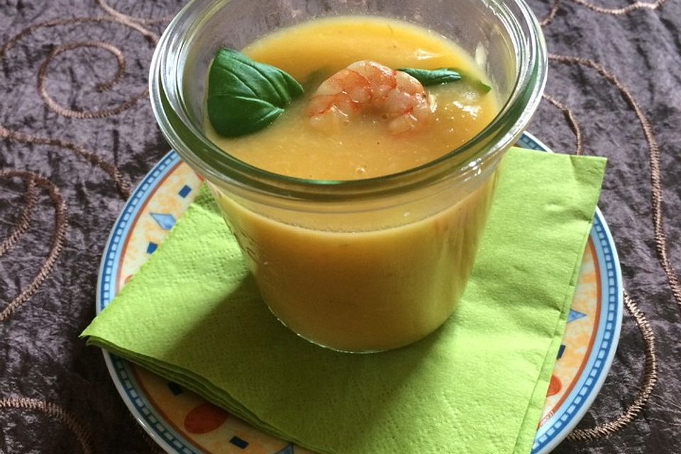 Feines Kartoffelsüppchen im Glas mit Garnelen