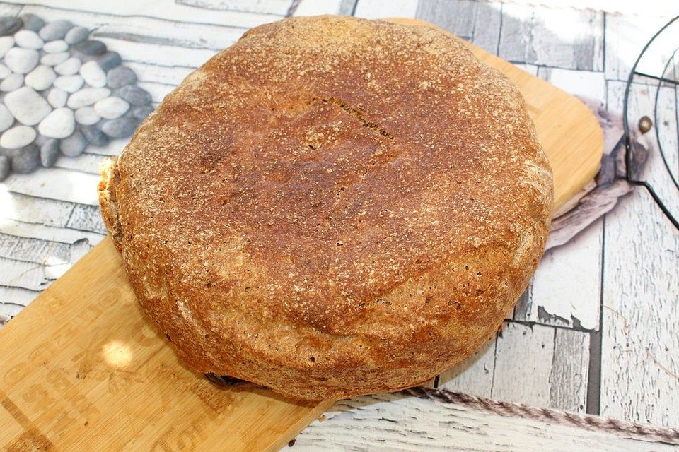 Einfaches Sauerteigbrot aus dem Bräter