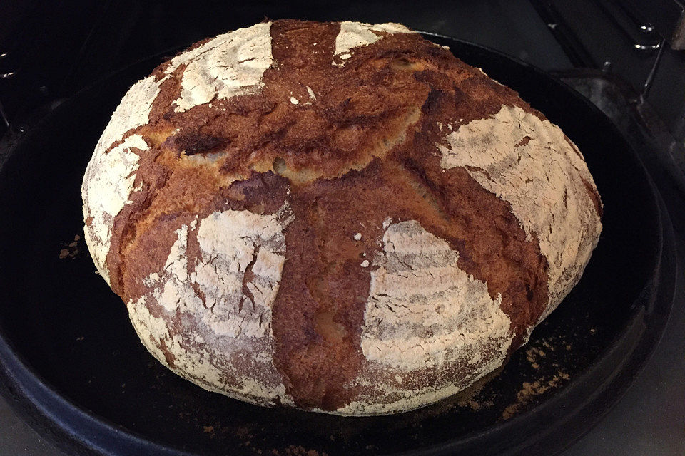 Einfaches Sauerteigbrot aus dem Bräter