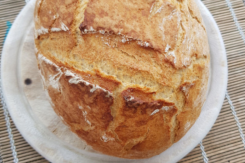 Einfaches Sauerteigbrot aus dem Bräter