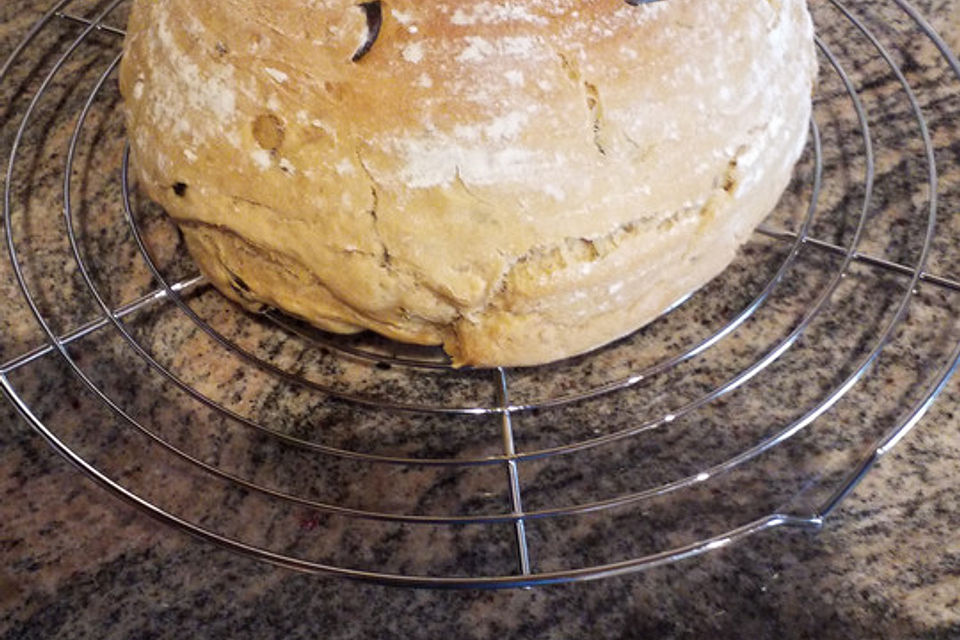 Einfaches Sauerteigbrot aus dem Bräter