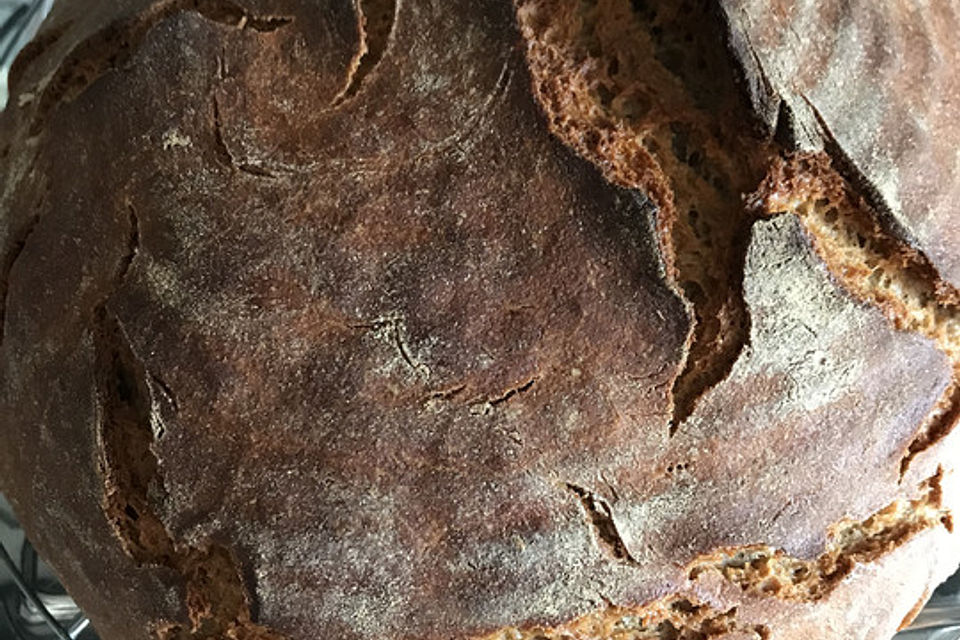 Einfaches Sauerteigbrot aus dem Bräter