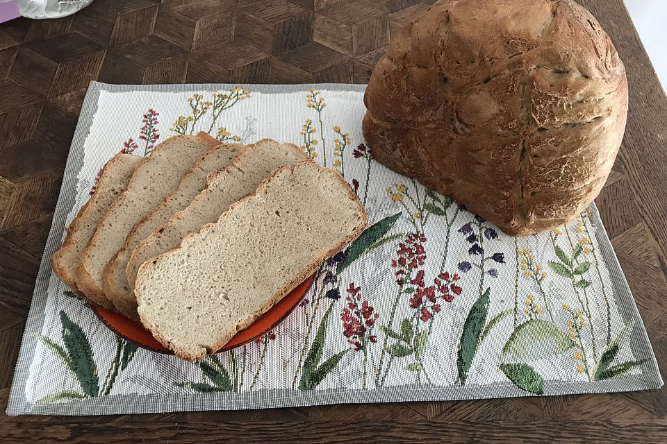 Einfaches Sauerteigbrot aus dem Bräter